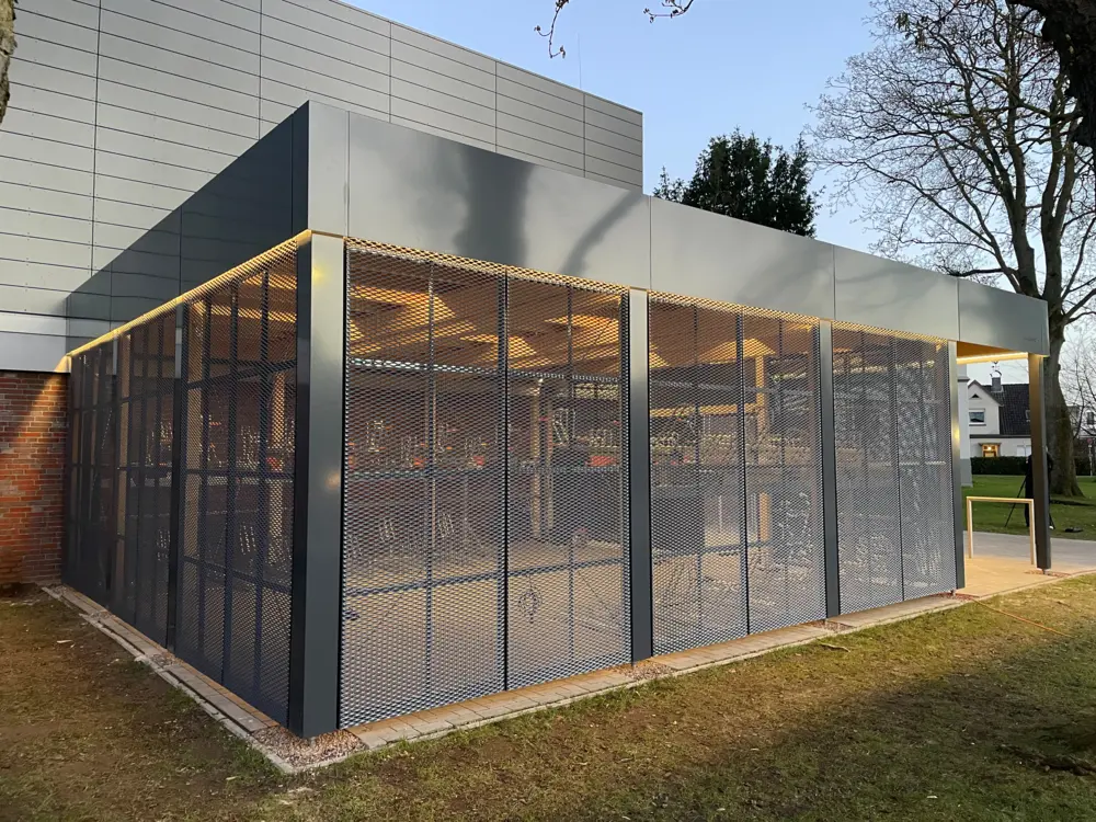 Außenansicht der Sammelanlage mit Beleuchtung