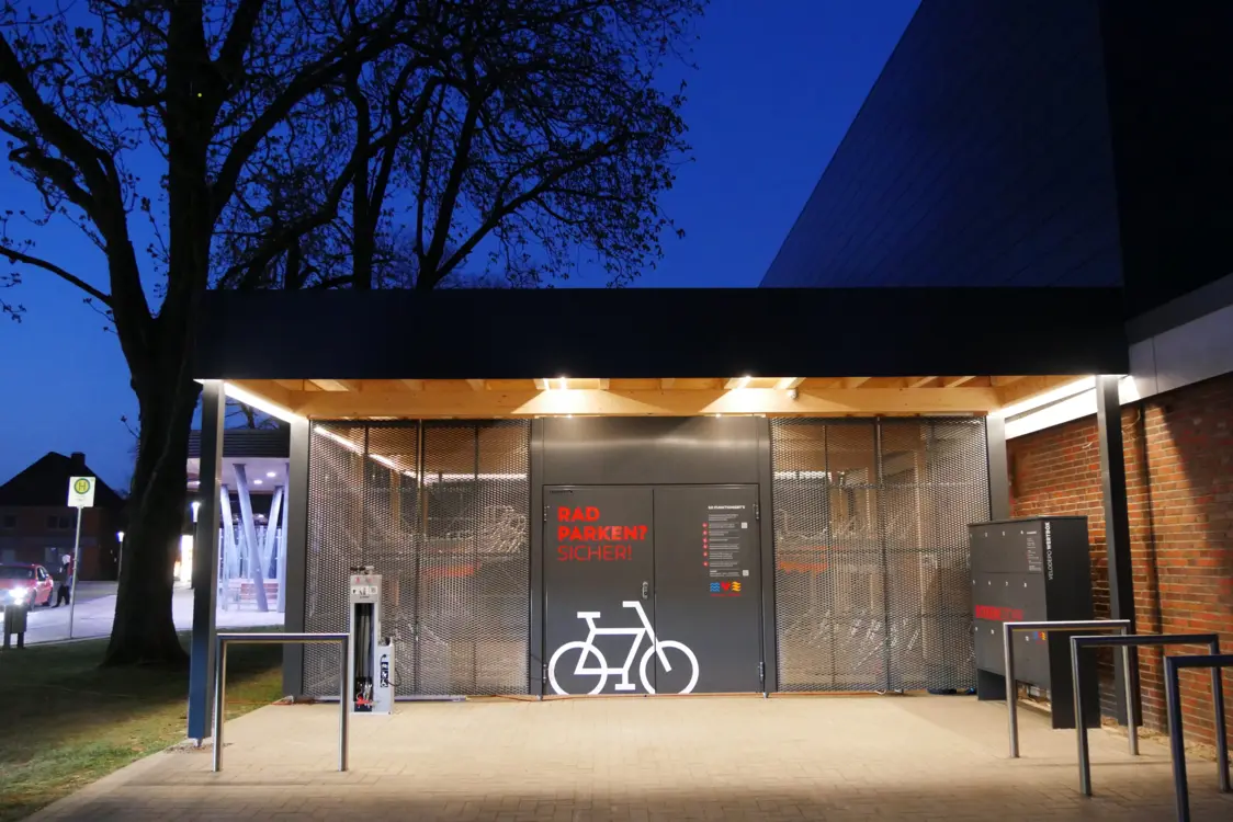 Eingangsbereich der Sammelanlage bei Nacht beleuchtet